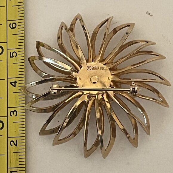 Sarah Coventry Cov Mid Century Gold Tone Flower Brooch Dark Red Rhinestones Pin - Picture 8 of 8